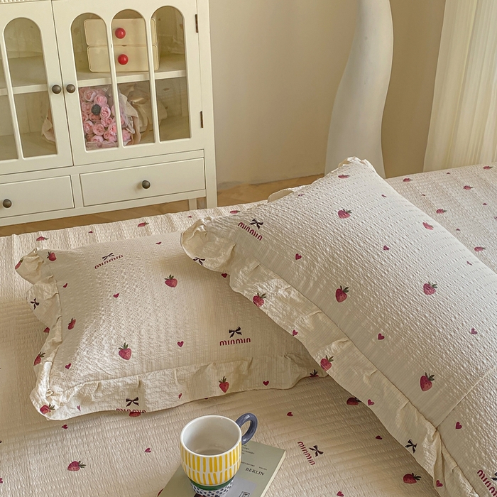 91家纺网 家纺一手货源 找家纺 昊川家纺 2026新款奶芙双层纱皱皱纱小清新多功能韩版花边床盖四件套 草莓日记
