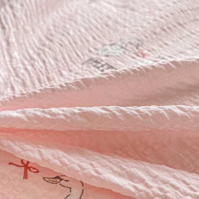 91家纺网 家纺一手货源 找家纺 昊川家纺 2026新款奶芙双层纱皱皱纱小清新多功能韩版花边床盖四件套 小天鹅-浅粉