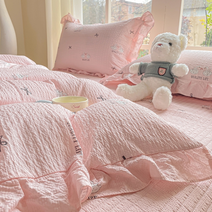 91家纺网 家纺一手货源 找家纺 昊川家纺 2026新款奶芙双层纱皱皱纱小清新多功能韩版花边床盖四件套 小天鹅-浅粉