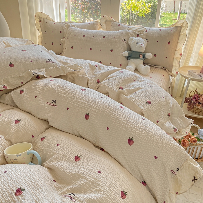 91家纺网 家纺一手货源 找家纺 昊川家纺 2026新款奶芙双层纱皱皱纱小清新多功能韩版花边床盖四件套 草莓日记