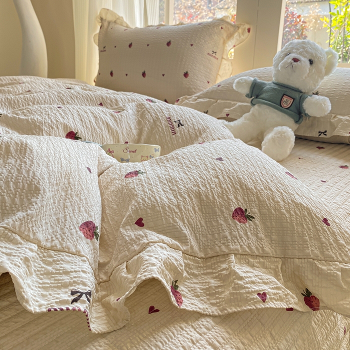 91家纺网 家纺一手货源 找家纺 昊川家纺 2026新款奶芙双层纱皱皱纱小清新多功能韩版花边床盖四件套 草莓日记