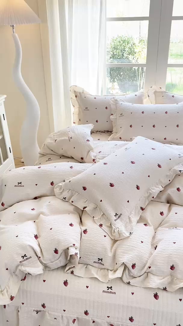 91家纺网 家纺一手货源 找家纺 昊川家纺 2026新款奶芙双层纱皱皱纱小清新多功能韩版花边床盖四件套 草莓日记