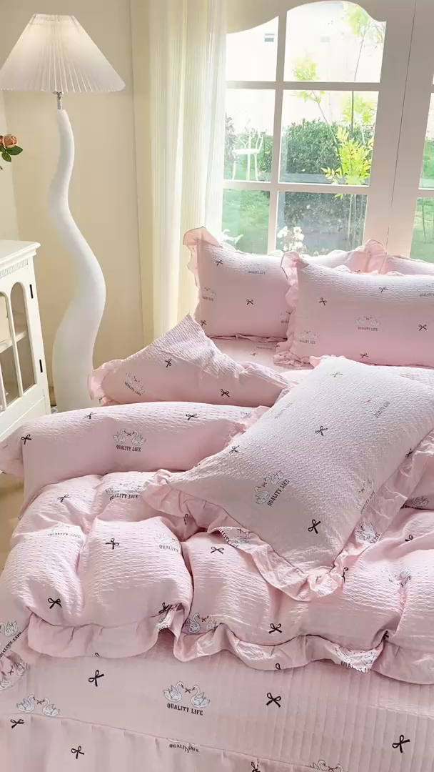 91家纺网 家纺一手货源 找家纺 昊川家纺 2026新款奶芙双层纱皱皱纱小清新多功能韩版花边床盖四件套 小天鹅-浅粉