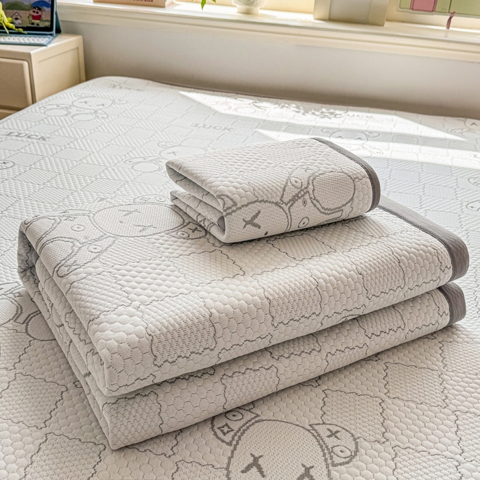 91家纺网 家纺一手货源 找家纺 家喜爱 2026新款冰感豆豆软凉席-高克重 不起球【可提供买家秀】 LUCK小冰熊-灰