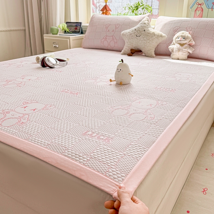 91家纺网 家纺一手货源 找家纺 家喜爱 2026新款冰感豆豆软凉席-高克重 不起球【可提供买家秀】 LUCK小冰熊-粉