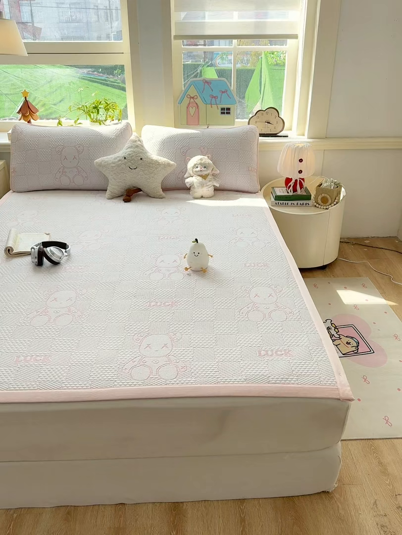 91家纺网 家纺一手货源 找家纺 家喜爱 2026新款冰感豆豆软凉席-高克重 不起球【可提供买家秀】 LUCK小冰熊-粉