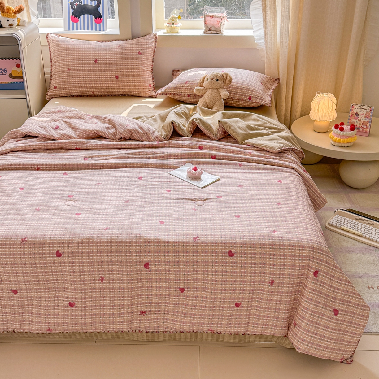 91家纺网 家纺一手货源 找家纺 简宜家居（朝初家纺） 2026新款全棉花卉卡通系列贝壳边夏被四件套 彩格爱心