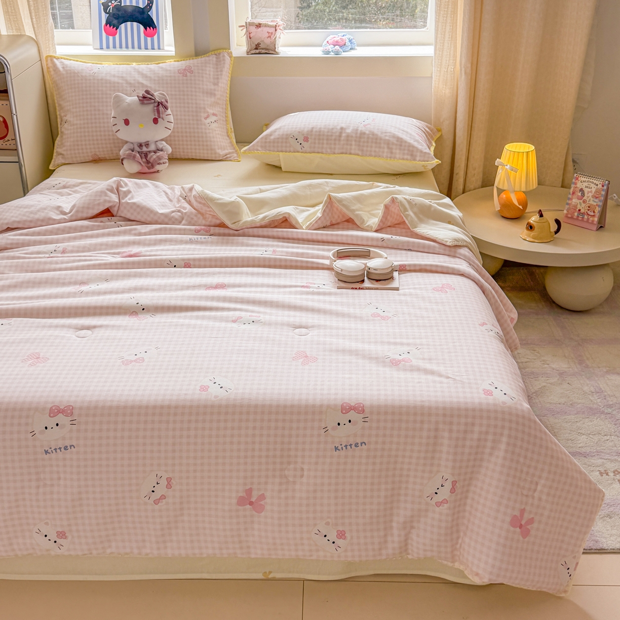 91家纺网 家纺一手货源 找家纺 简宜家居（朝初家纺） 2026新款全棉花卉卡通系列贝壳边夏被四件套 粉格日记