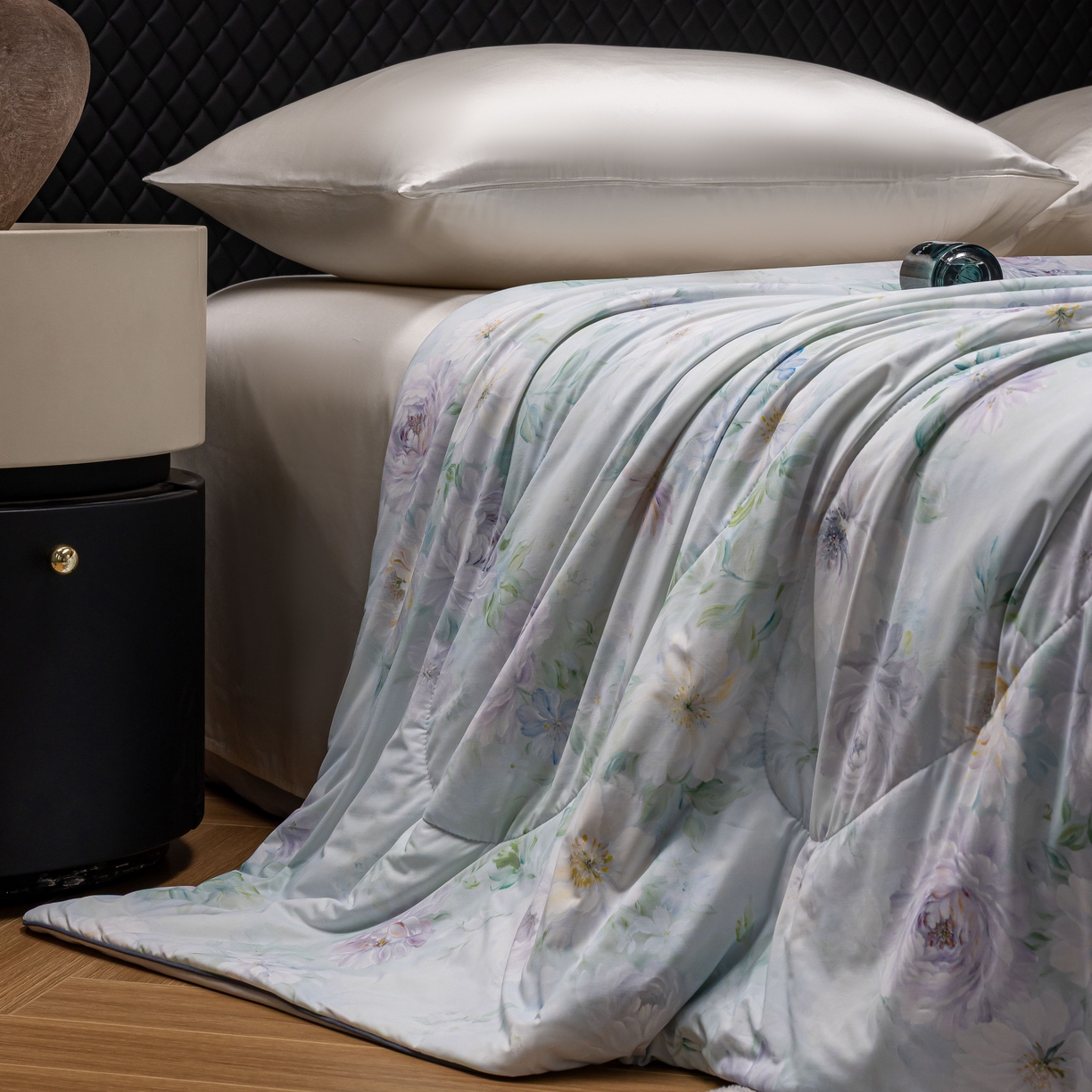 91家纺网 家纺一手货源 找家纺 （总）丽卡家纺 2026春夏新品锦氨醋酸印花夏被空调被夏凉被浅夏繁花