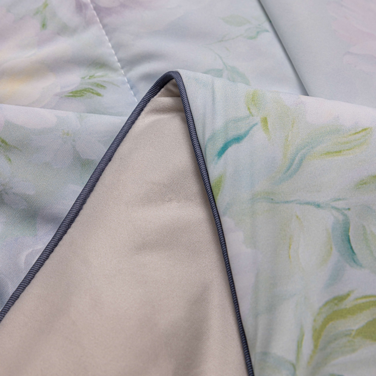 91家纺网 家纺一手货源 找家纺 （总）丽卡家纺 2026春夏新品锦氨醋酸印花夏被空调被夏凉被浅夏繁花