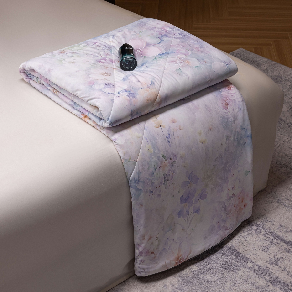 91家纺网 家纺一手货源 找家纺 丽卡家纺 2026春夏新品锦氨醋酸印花夏被空调被夏凉被浅夏繁花 叶语芬芳