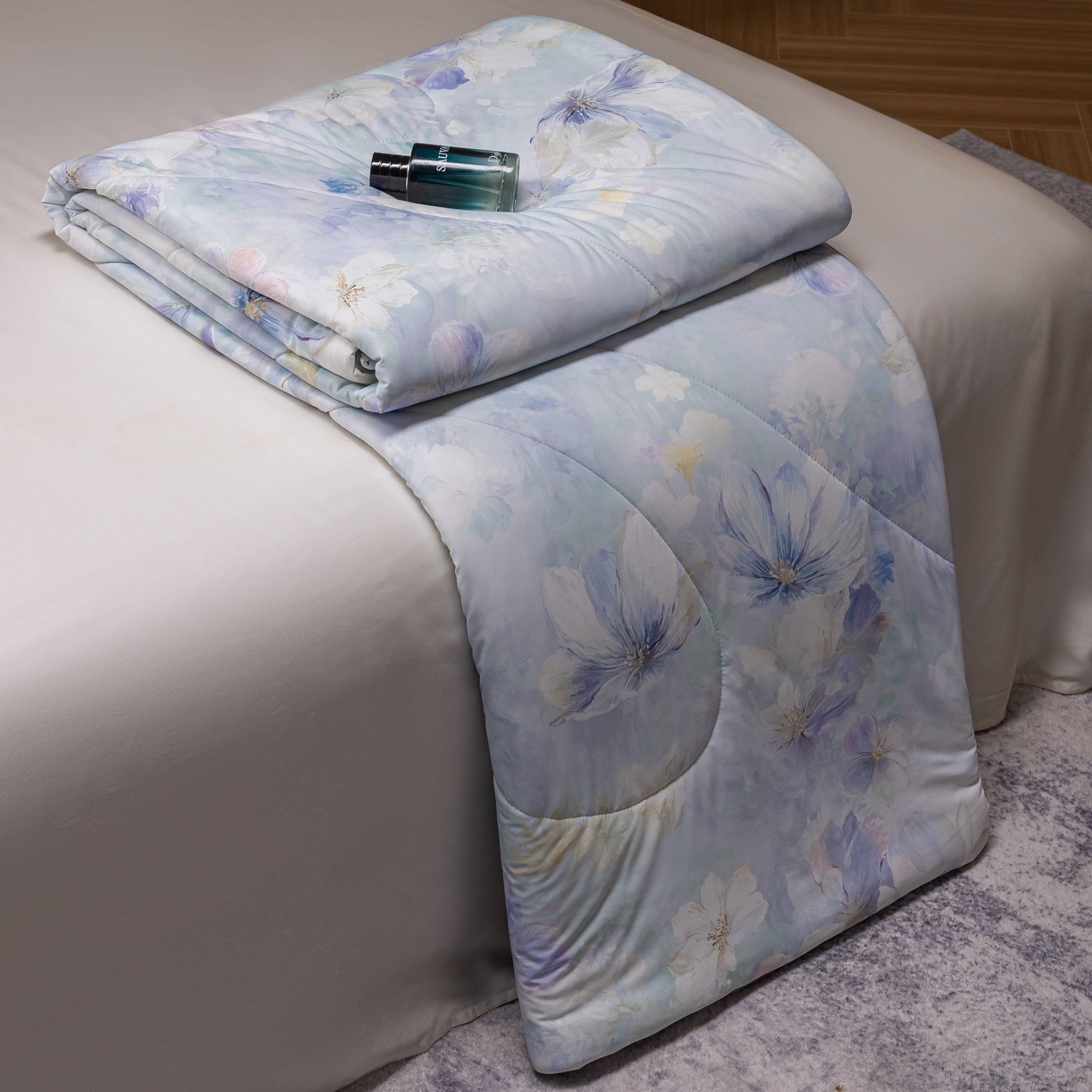 91家纺网 家纺一手货源 找家纺 丽卡家纺 2026春夏新品锦氨醋酸印花夏被空调被夏凉被浅夏繁花 雅韵花开