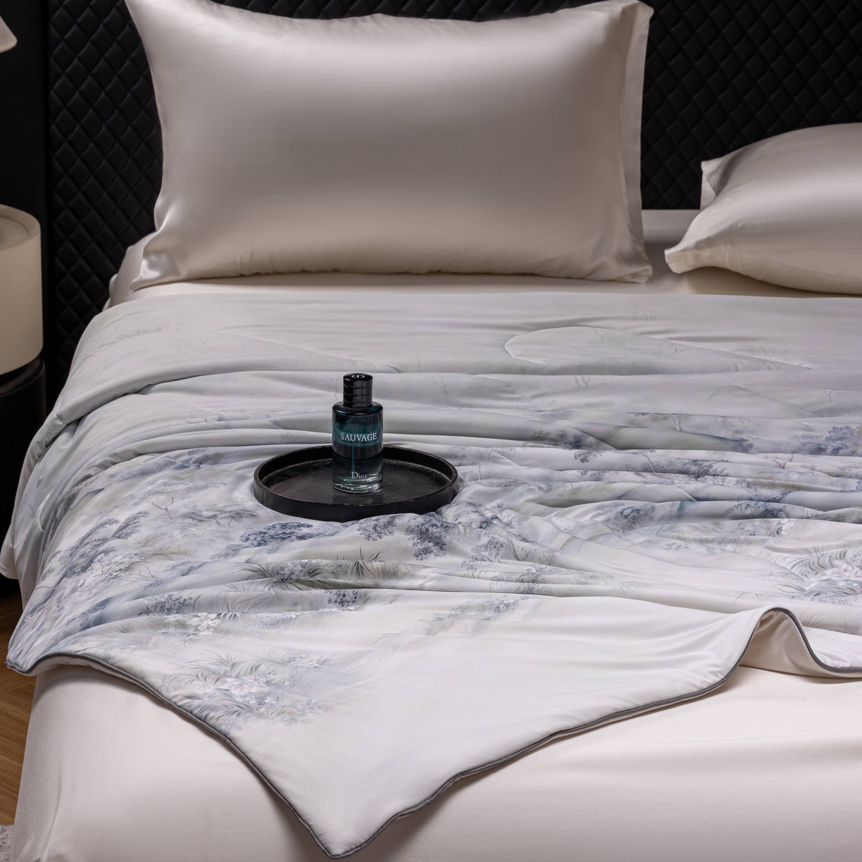 91家纺网 家纺一手货源 找家纺 丽卡家纺 2026春夏新品锦氨醋酸印花夏被空调被夏凉被浅夏繁花 花间小筑