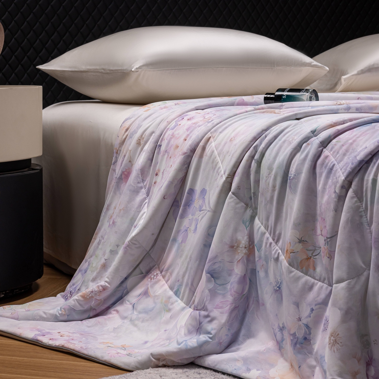 91家纺网 家纺一手货源 找家纺 丽卡家纺 2026春夏新品锦氨醋酸印花夏被空调被夏凉被浅夏繁花 叶语芬芳