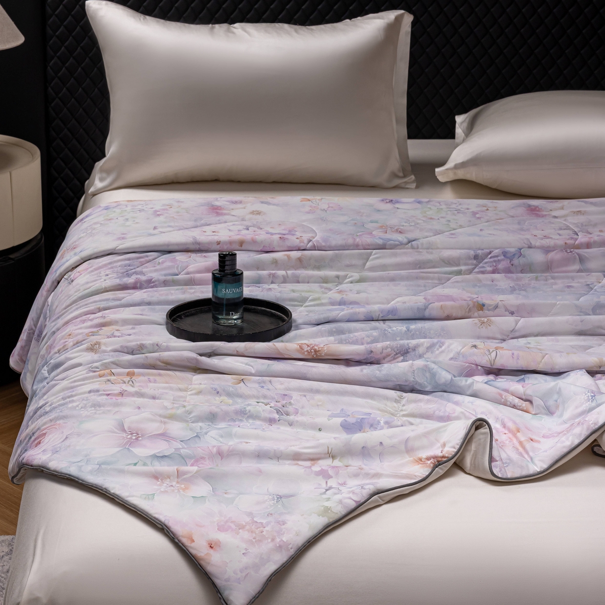 91家纺网 家纺一手货源 找家纺 丽卡家纺 2026春夏新品锦氨醋酸印花夏被空调被夏凉被浅夏繁花 叶语芬芳