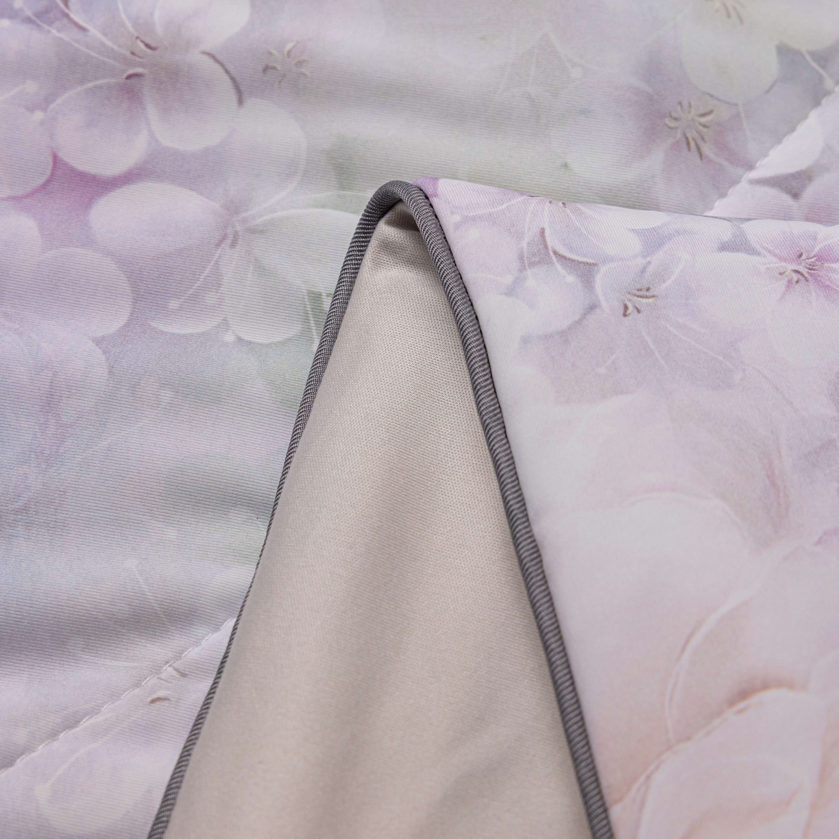 91家纺网 家纺一手货源 找家纺 丽卡家纺 2026春夏新品锦氨醋酸印花夏被空调被夏凉被浅夏繁花 叶语芬芳