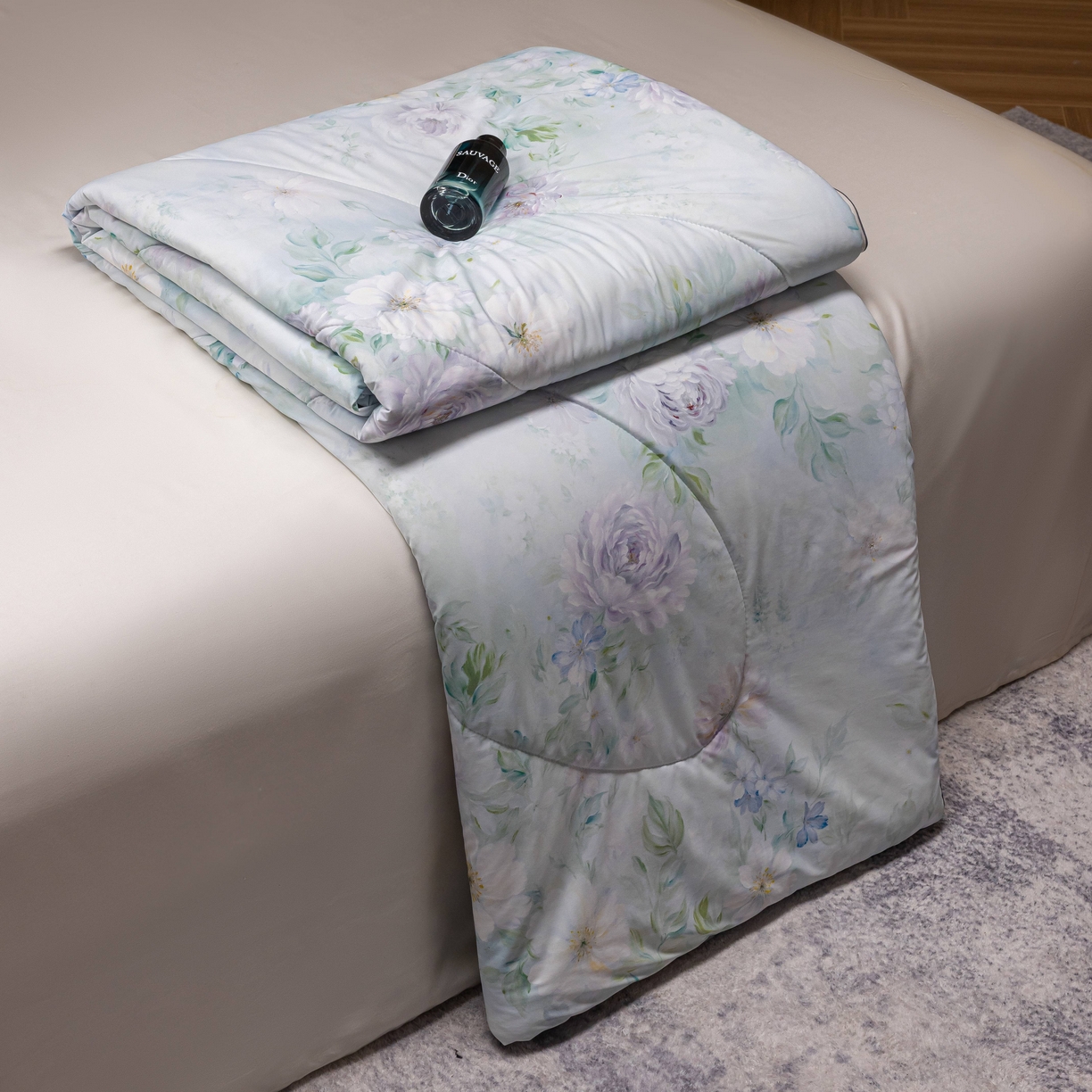 91家纺网 家纺一手货源 找家纺 丽卡家纺 2026春夏新品锦氨醋酸印花夏被空调被夏凉被浅夏繁花 凡尔赛花园