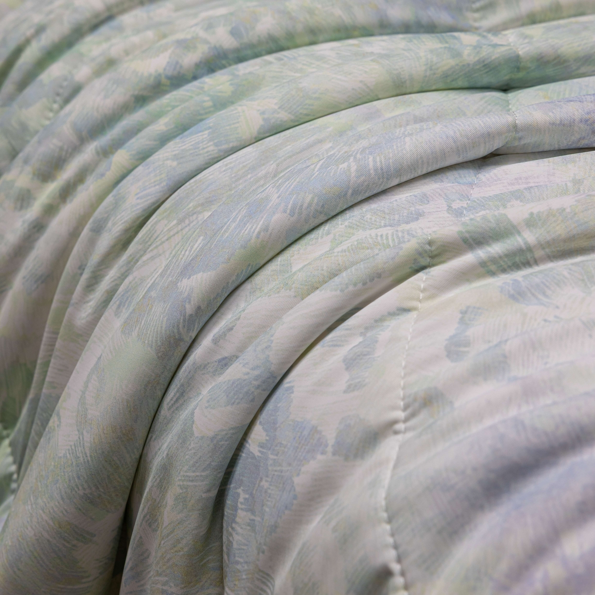 91家纺网 家纺一手货源 找家纺 丽卡家纺 2026春夏新品锦氨醋酸印花夏被空调被夏凉被浅夏繁花 花田初夏