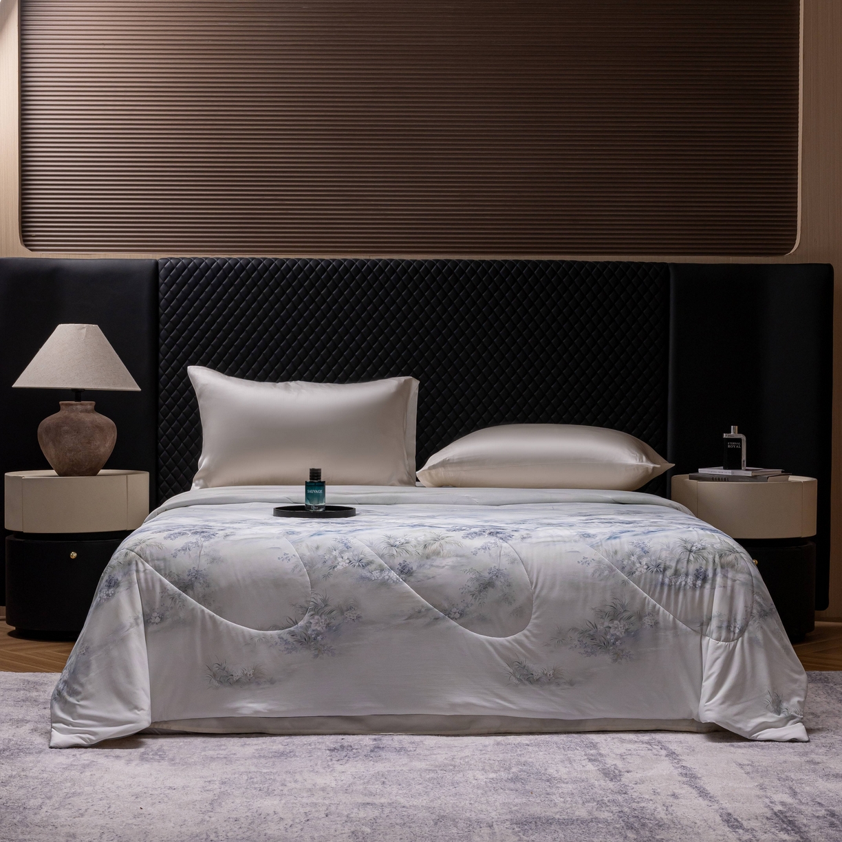 91家纺网 家纺一手货源 找家纺 丽卡家纺 2026春夏新品锦氨醋酸印花夏被空调被夏凉被浅夏繁花 花间小筑