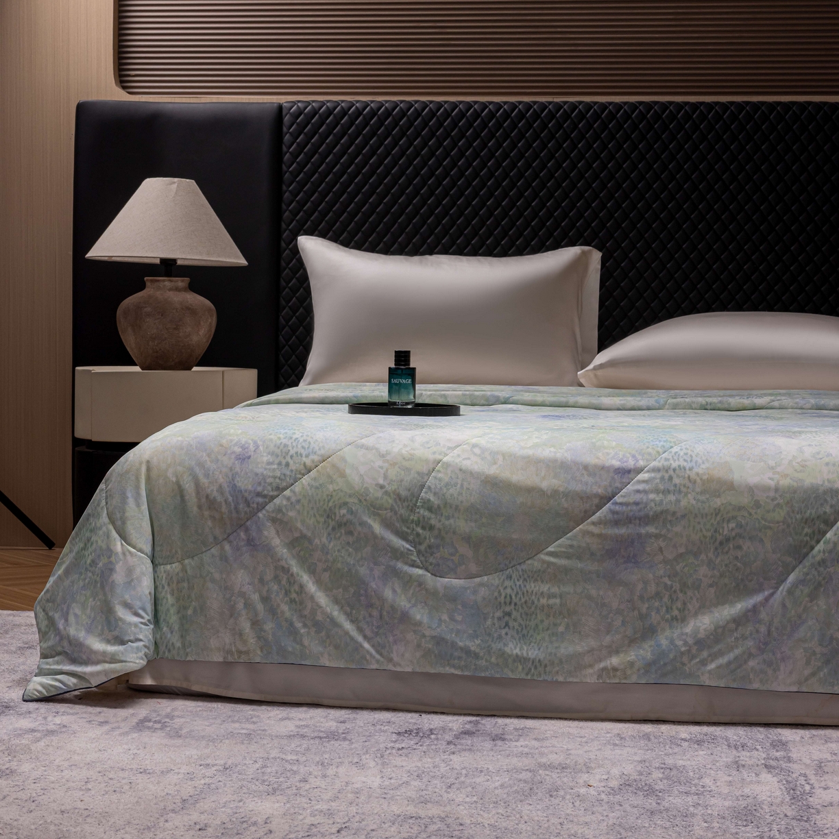 91家纺网 家纺一手货源 找家纺 丽卡家纺 2026春夏新品锦氨醋酸印花夏被空调被夏凉被浅夏繁花 花田初夏