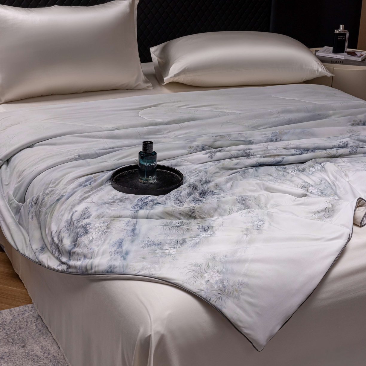 91家纺网 家纺一手货源 找家纺 丽卡家纺 2026春夏新品锦氨醋酸印花夏被空调被夏凉被浅夏繁花 花间小筑