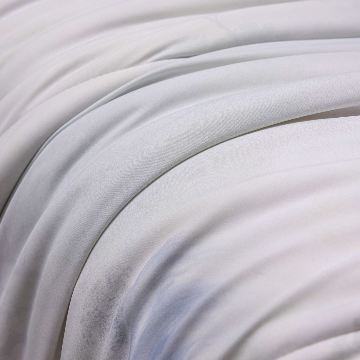 91家纺网 家纺一手货源 找家纺 丽卡家纺 2026春夏新品锦氨醋酸印花夏被空调被夏凉被浅夏繁花 花间小筑