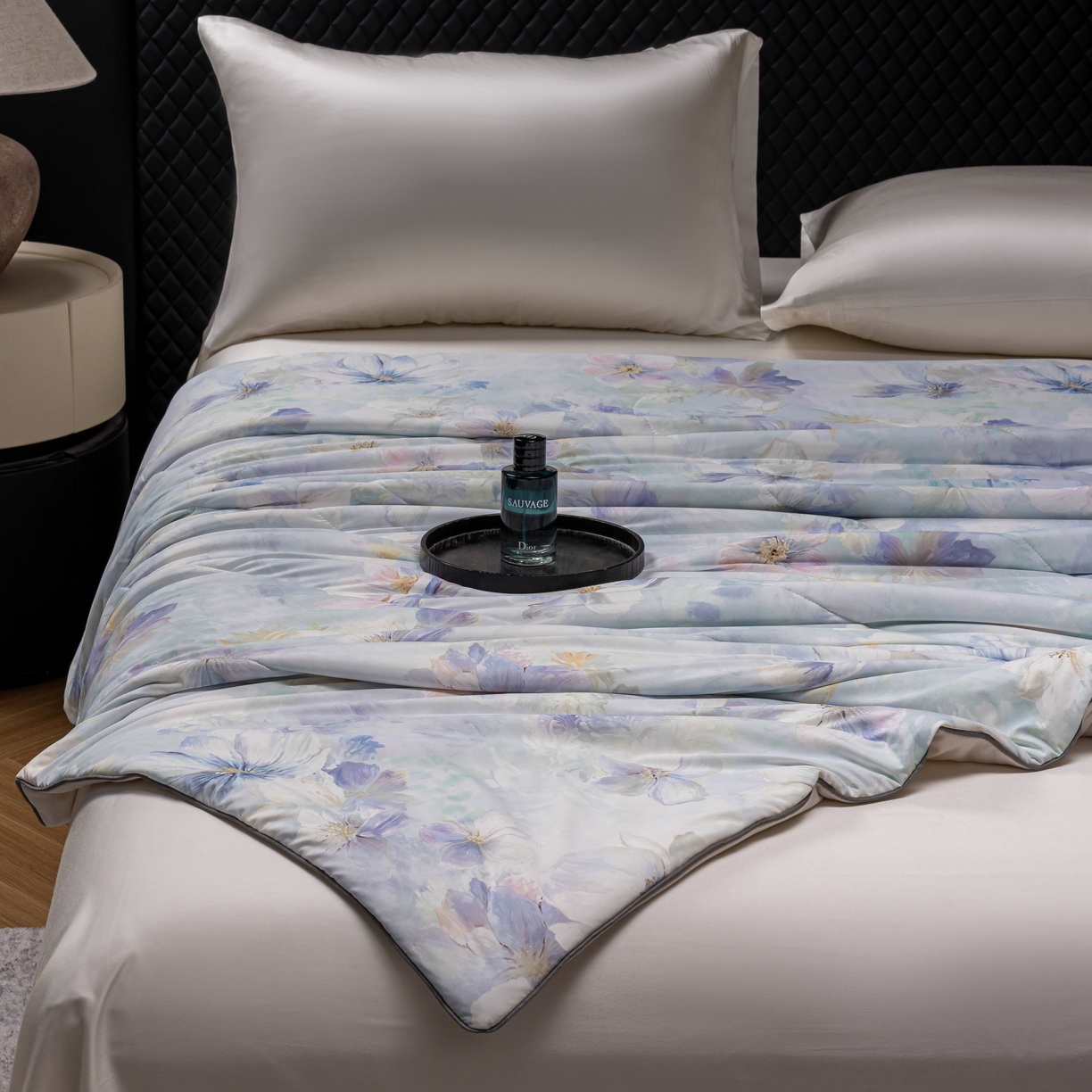 91家纺网 家纺一手货源 找家纺 丽卡家纺 2026春夏新品锦氨醋酸印花夏被空调被夏凉被浅夏繁花 雅韵花开