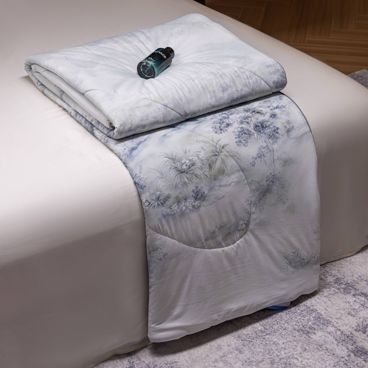 91家纺网 家纺一手货源 找家纺 丽卡家纺 2026春夏新品锦氨醋酸印花夏被空调被夏凉被浅夏繁花 花间小筑