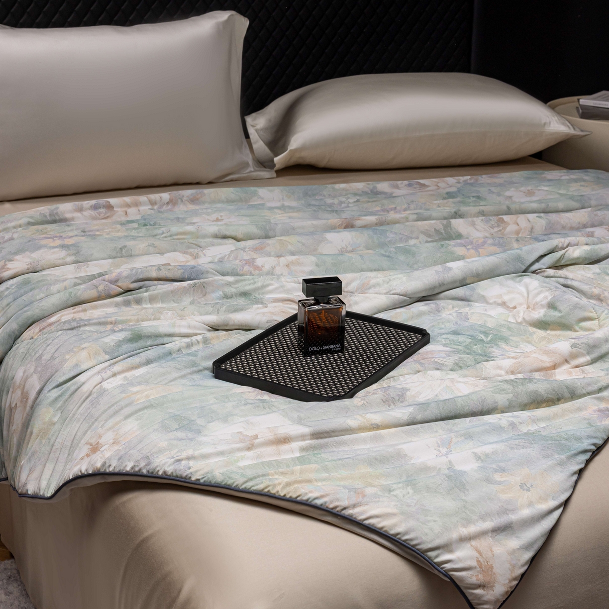 91家纺网 家纺一手货源 找家纺 丽卡家纺 2026春夏新品锦氨醋酸印花夏被空调被夏凉被浅夏繁花 浅夏繁花