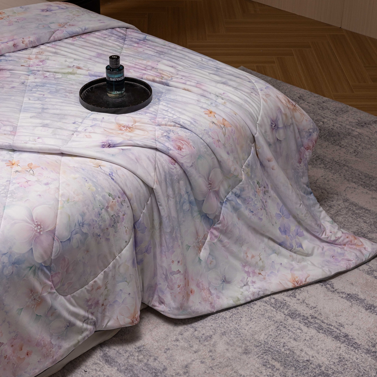 91家纺网 家纺一手货源 找家纺 丽卡家纺 2026春夏新品锦氨醋酸印花夏被空调被夏凉被浅夏繁花 叶语芬芳