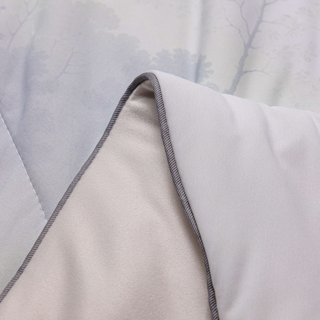 91家纺网 家纺一手货源 找家纺 丽卡家纺 2026春夏新品锦氨醋酸印花夏被空调被夏凉被浅夏繁花 花间小筑