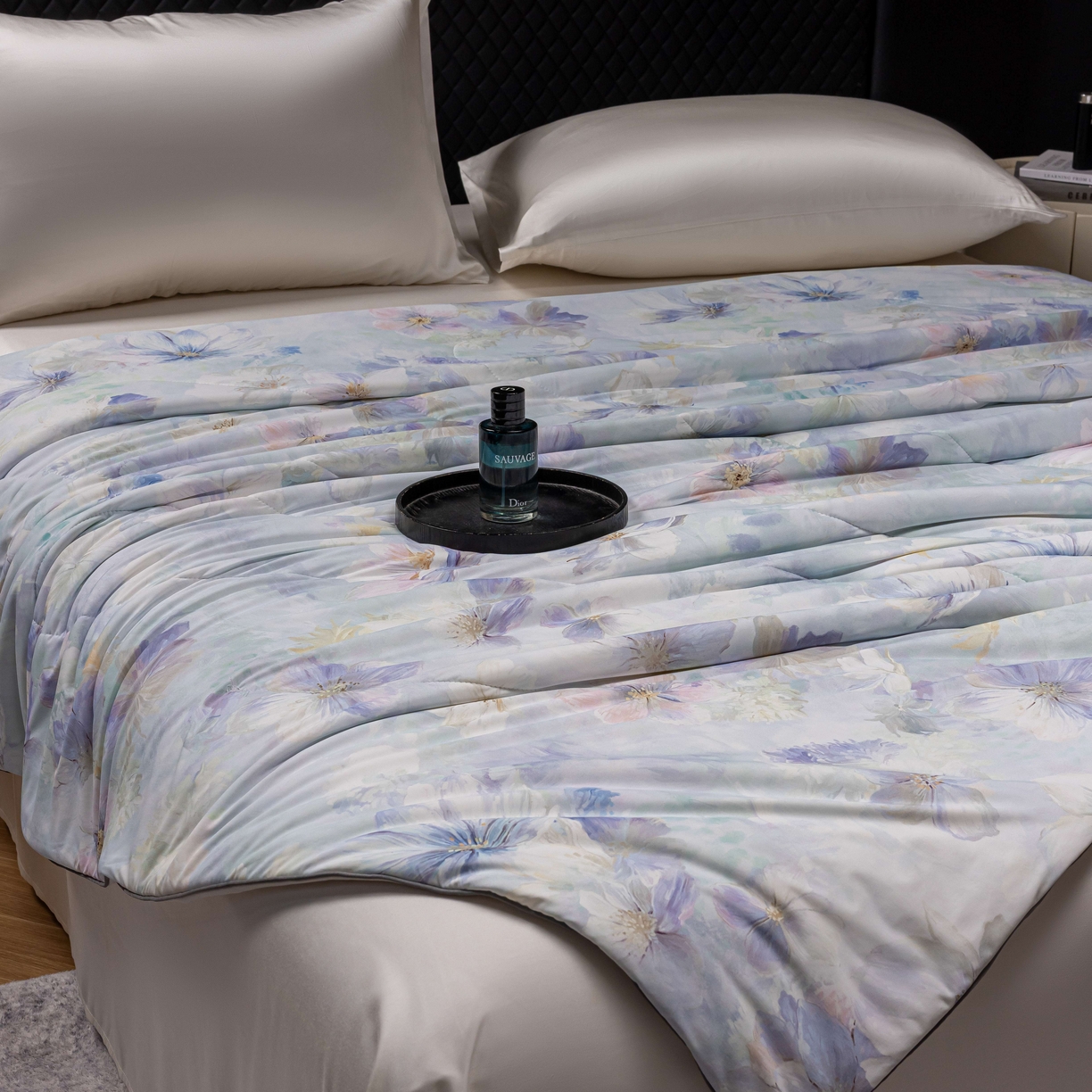 91家纺网 家纺一手货源 找家纺 丽卡家纺 2026春夏新品锦氨醋酸印花夏被空调被夏凉被浅夏繁花 雅韵花开