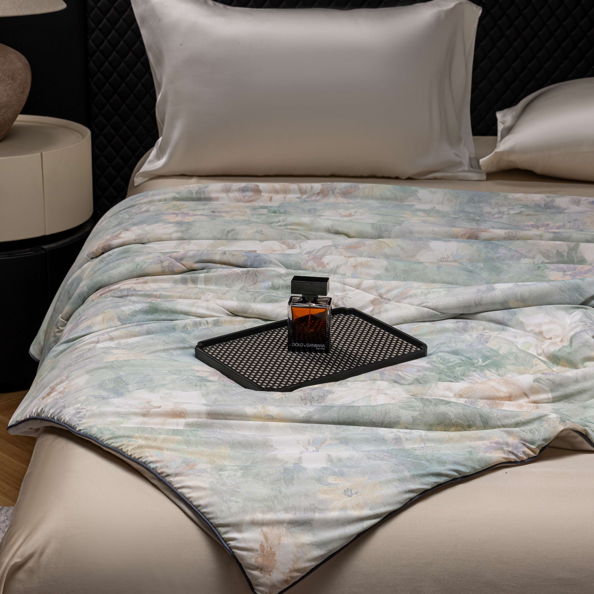 91家纺网 家纺一手货源 找家纺 丽卡家纺 2026春夏新品锦氨醋酸印花夏被空调被夏凉被浅夏繁花 浅夏繁花