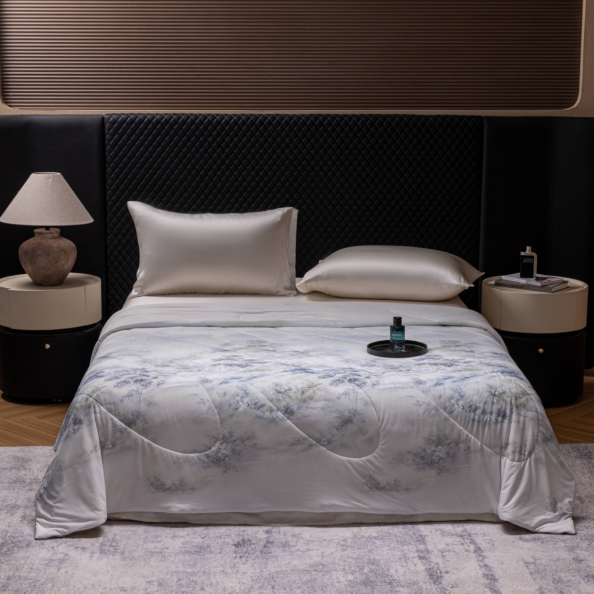 91家纺网 家纺一手货源 找家纺 丽卡家纺 2026春夏新品锦氨醋酸印花夏被空调被夏凉被浅夏繁花 花间小筑