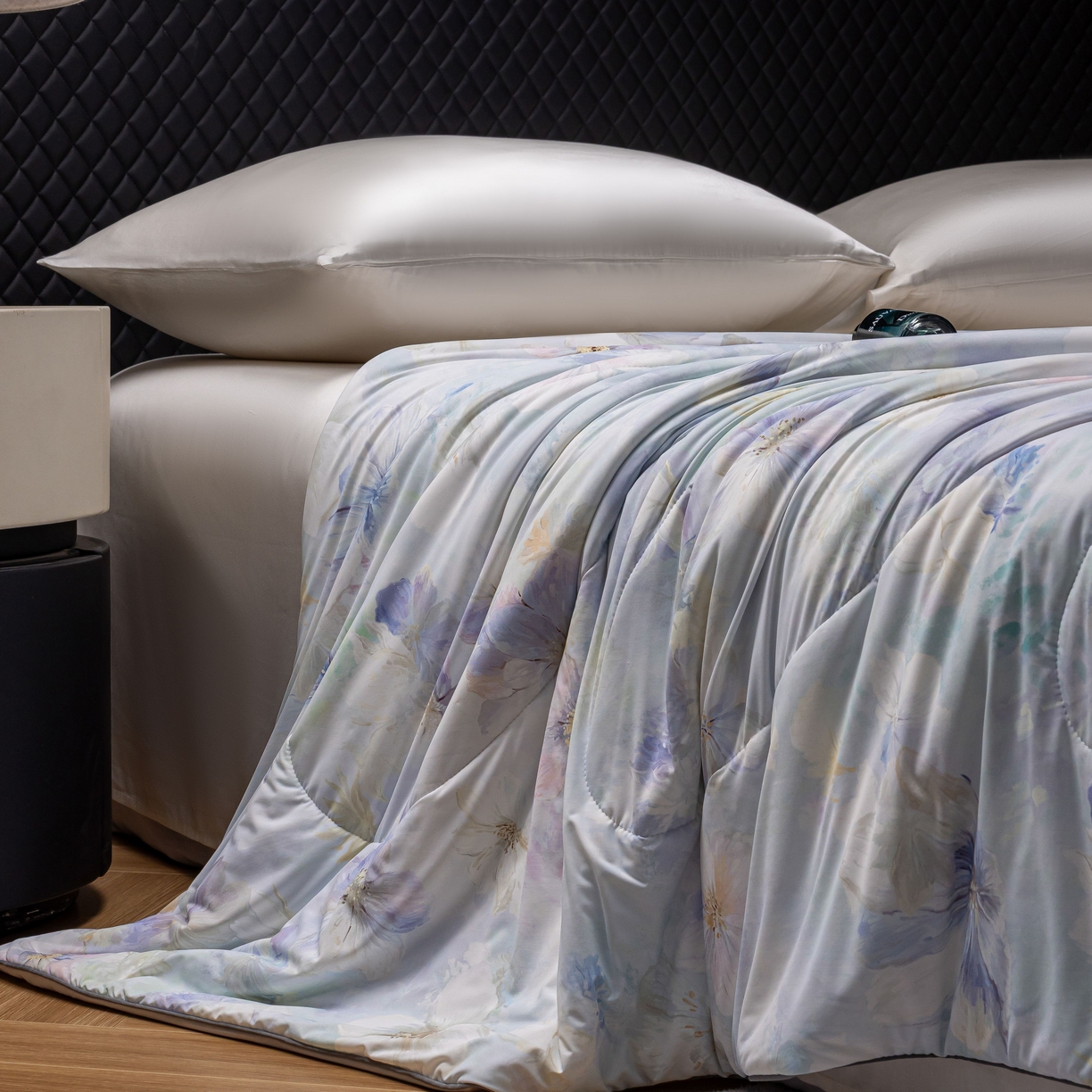 91家纺网 家纺一手货源 找家纺 丽卡家纺 2026春夏新品锦氨醋酸印花夏被空调被夏凉被浅夏繁花 雅韵花开