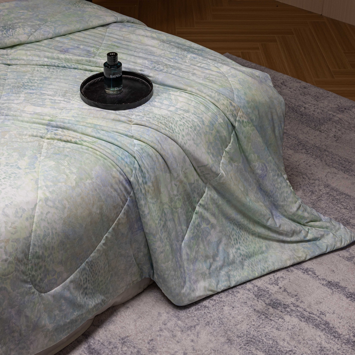 91家纺网 家纺一手货源 找家纺 丽卡家纺 2026春夏新品锦氨醋酸印花夏被空调被夏凉被浅夏繁花 花田初夏