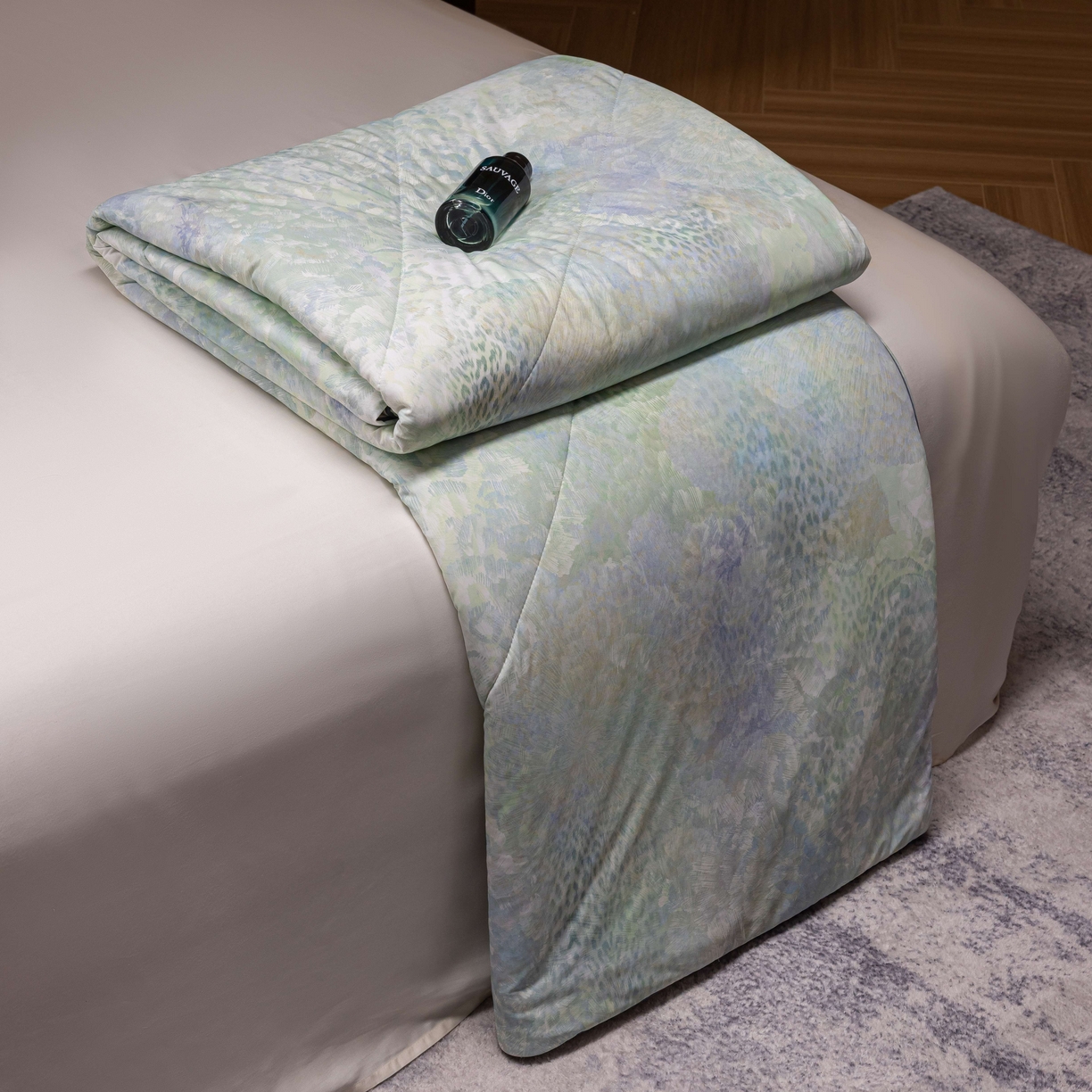 91家纺网 家纺一手货源 找家纺 丽卡家纺 2026春夏新品锦氨醋酸印花夏被空调被夏凉被浅夏繁花 花田初夏