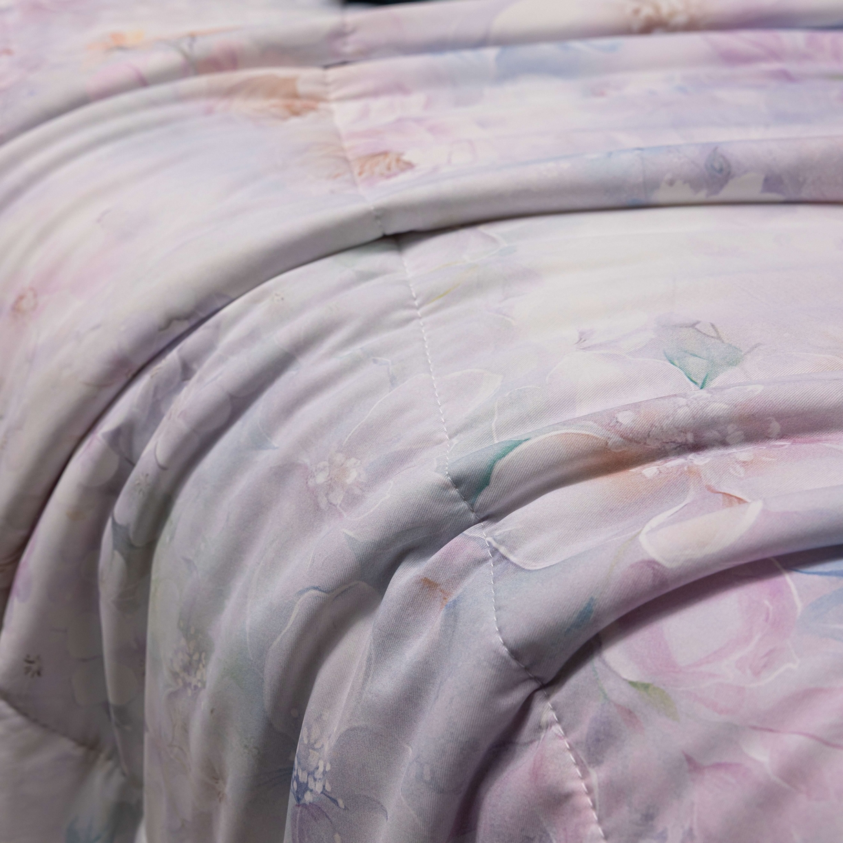 91家纺网 家纺一手货源 找家纺 丽卡家纺 2026春夏新品锦氨醋酸印花夏被空调被夏凉被浅夏繁花 叶语芬芳