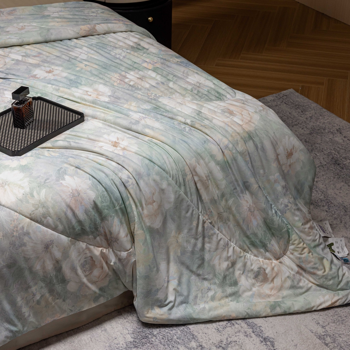 91家纺网 家纺一手货源 找家纺 丽卡家纺 2026春夏新品锦氨醋酸印花夏被空调被夏凉被浅夏繁花 浅夏繁花