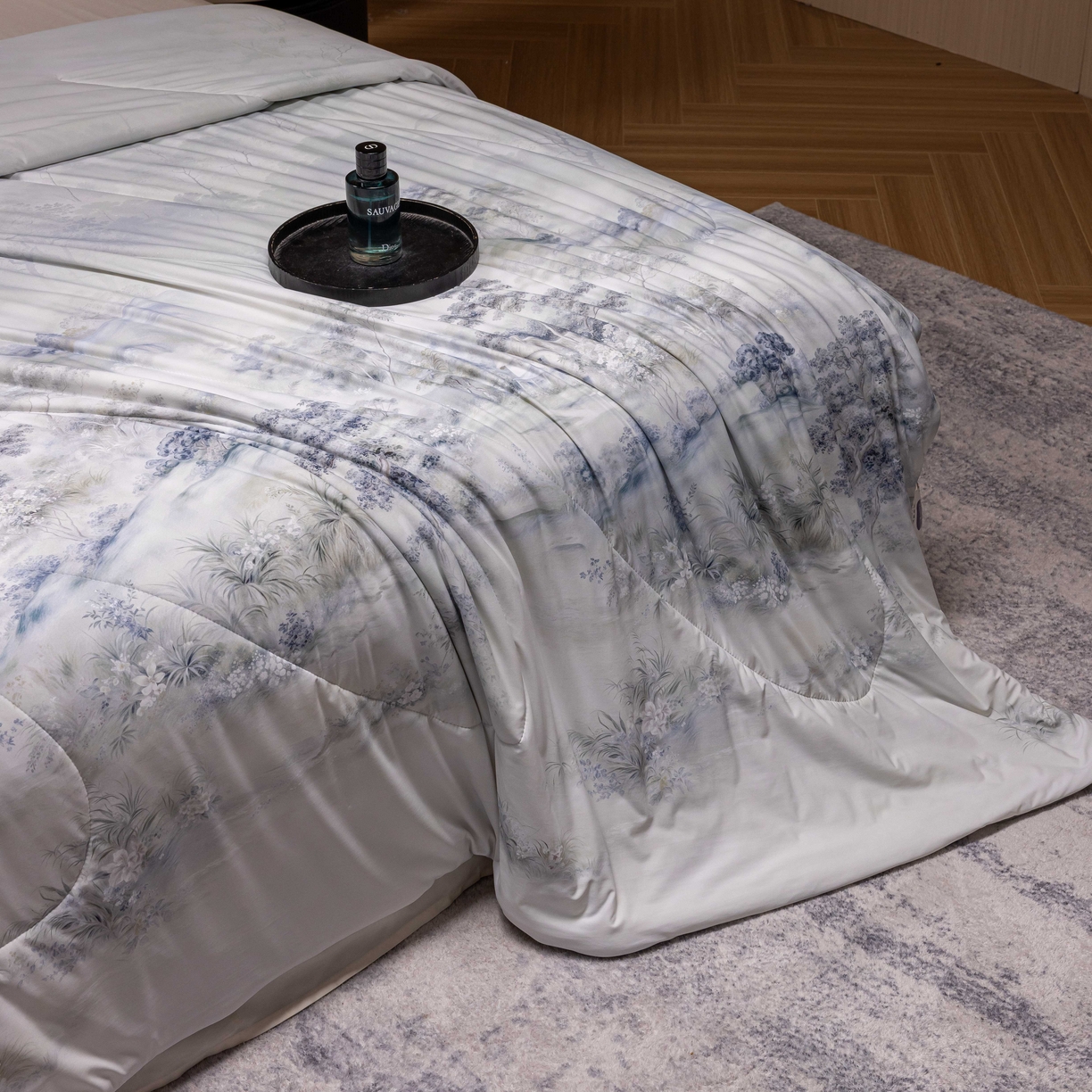 91家纺网 家纺一手货源 找家纺 丽卡家纺 2026春夏新品锦氨醋酸印花夏被空调被夏凉被浅夏繁花 花间小筑