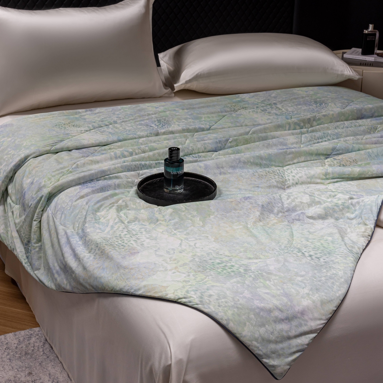 91家纺网 家纺一手货源 找家纺 丽卡家纺 2026春夏新品锦氨醋酸印花夏被空调被夏凉被浅夏繁花 花田初夏