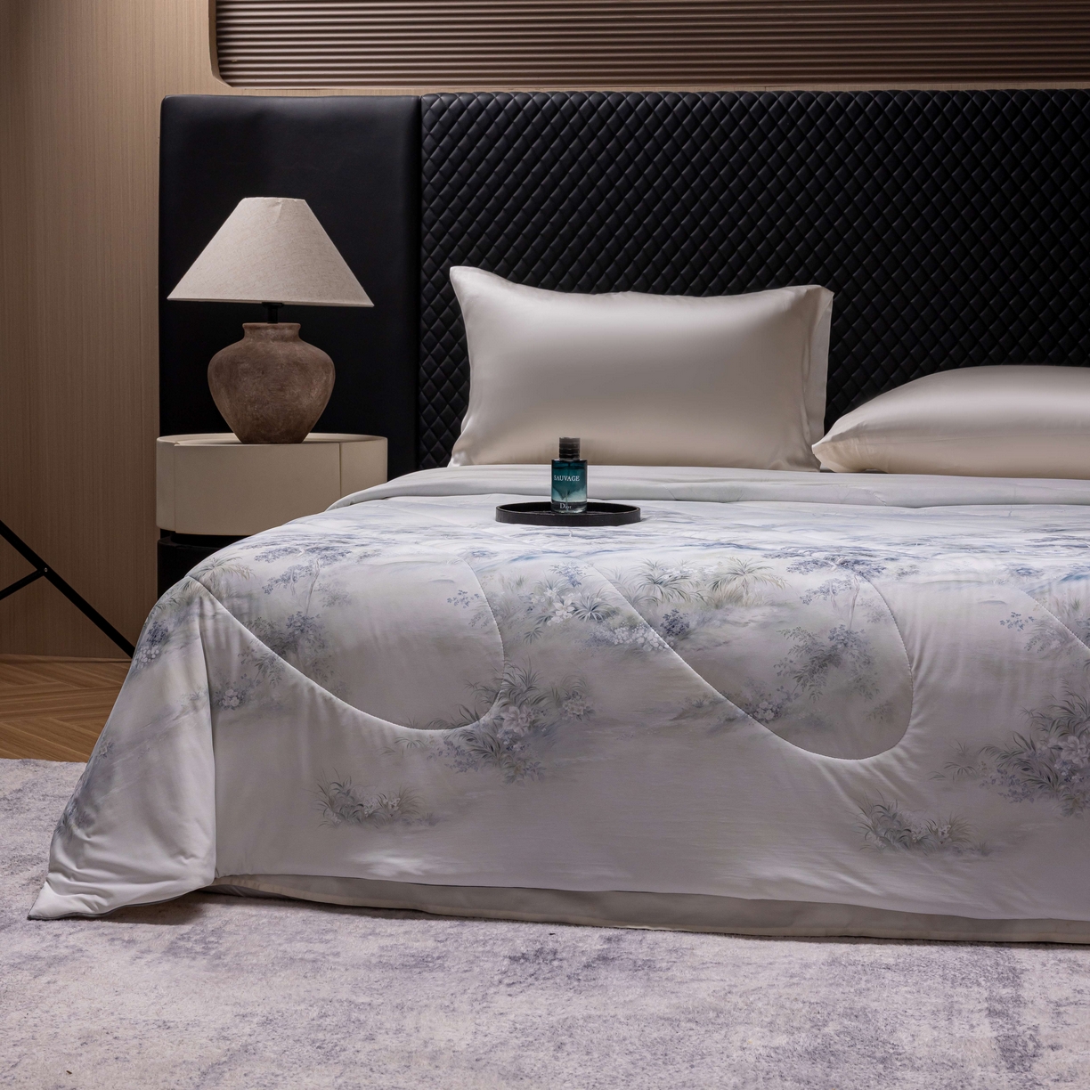 91家纺网 家纺一手货源 找家纺 丽卡家纺 2026春夏新品锦氨醋酸印花夏被空调被夏凉被浅夏繁花 花间小筑