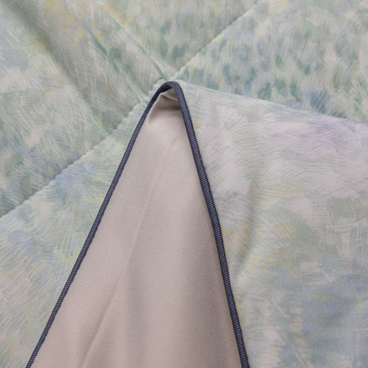 91家纺网 家纺一手货源 找家纺 丽卡家纺 2026春夏新品锦氨醋酸印花夏被空调被夏凉被浅夏繁花 花田初夏