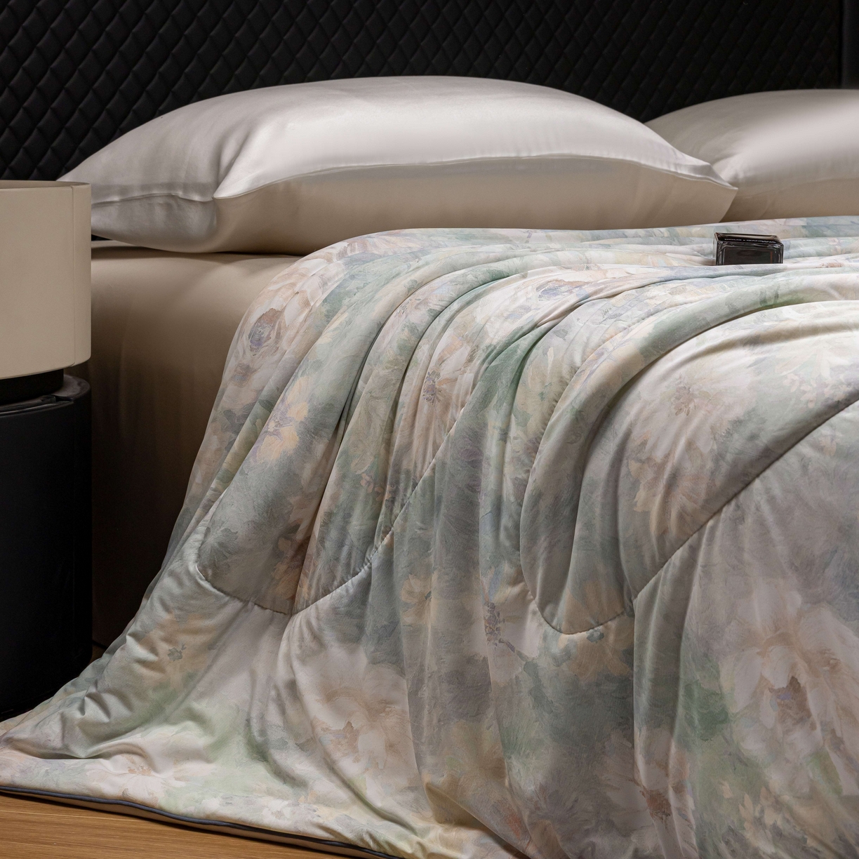 91家纺网 家纺一手货源 找家纺 丽卡家纺 2026春夏新品锦氨醋酸印花夏被空调被夏凉被浅夏繁花 浅夏繁花