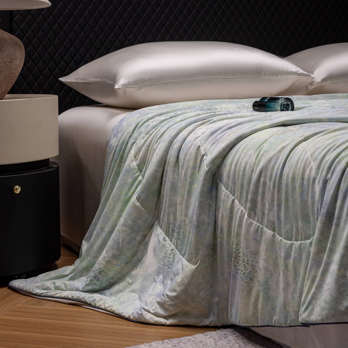 91家纺网 家纺一手货源 找家纺 丽卡家纺 2026春夏新品锦氨醋酸印花夏被空调被夏凉被浅夏繁花 花田初夏