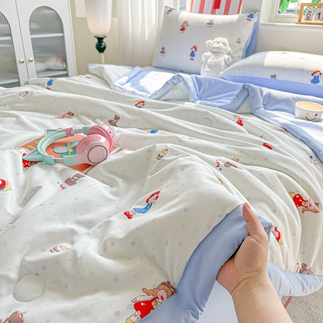 91家纺网 家纺一手货源 找家纺 颜选 2026新款水洗棉夏被夏凉被空调被四件套 空调被小女孩