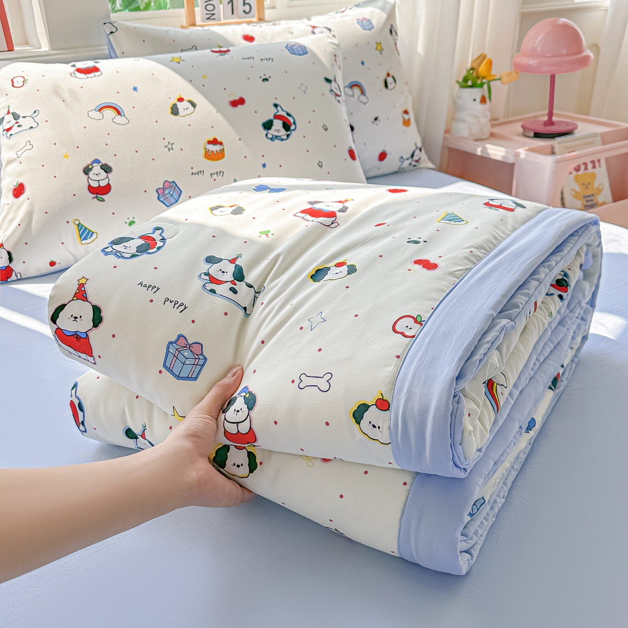 91家纺网 家纺一手货源 找家纺 颜选 2026新款水洗棉夏被夏凉被空调被四件套 空调被圣诞幸运小狗
