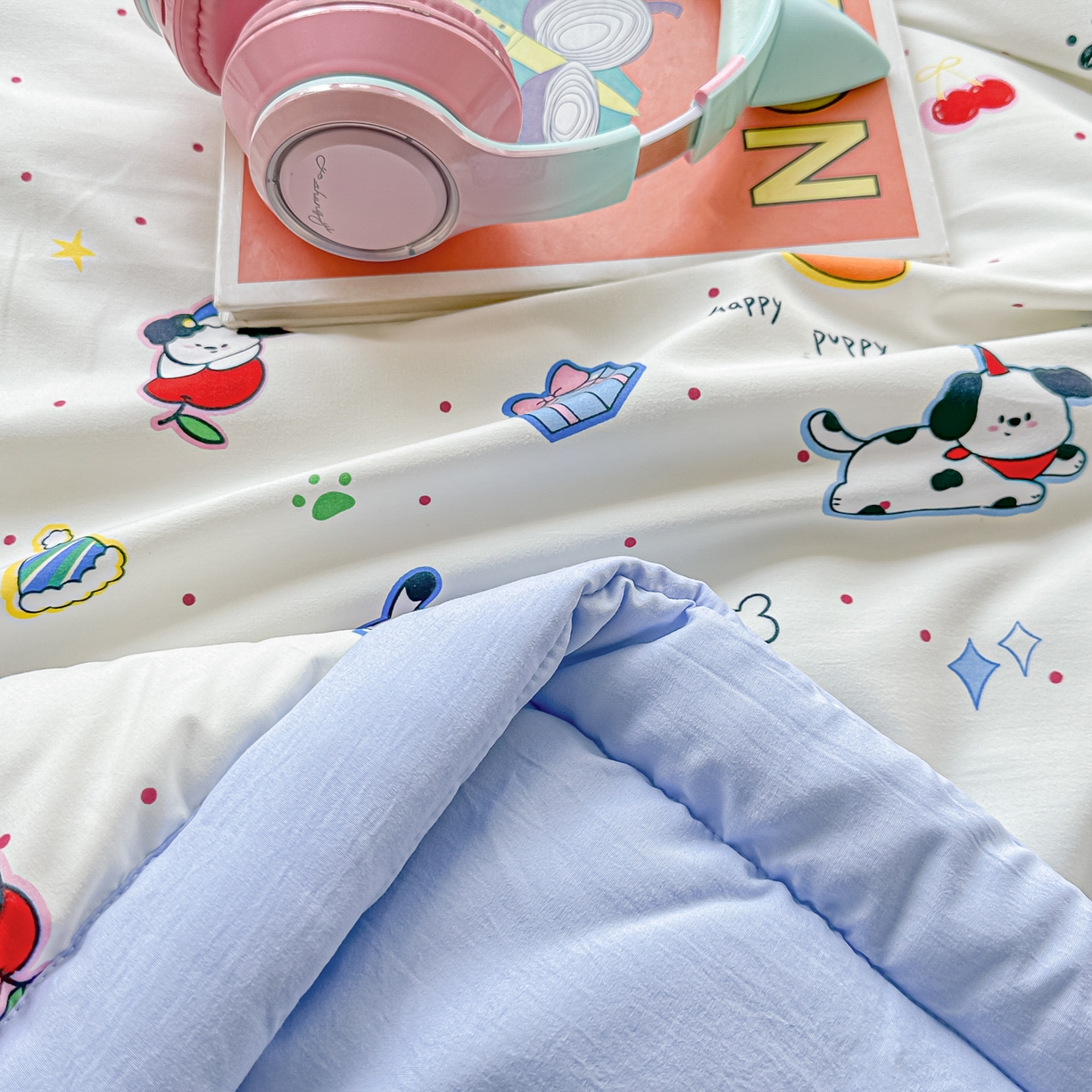 91家纺网 家纺一手货源 找家纺 颜选 2026新款水洗棉夏被夏凉被空调被四件套 空调被圣诞幸运小狗