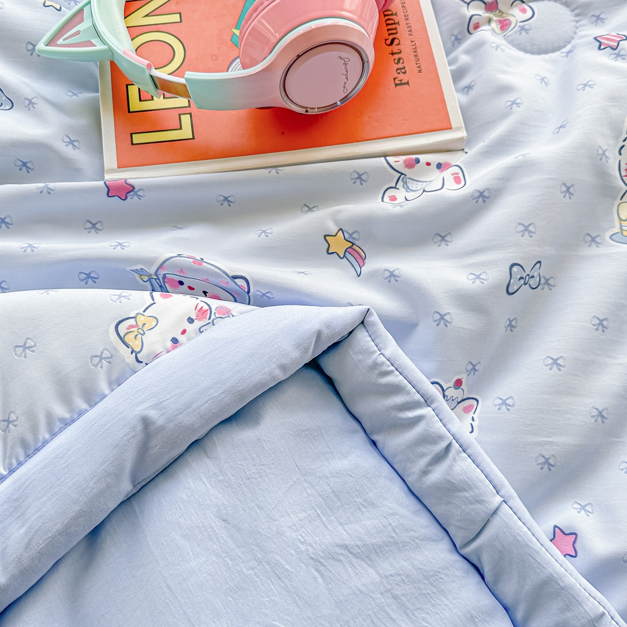 91家纺网 家纺一手货源 找家纺 颜选 2026新款水洗棉夏被夏凉被空调被四件套 空调被幸运奶芙猫