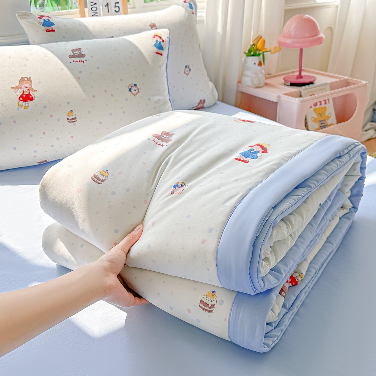 91家纺网 家纺一手货源 找家纺 颜选 2026新款水洗棉夏被夏凉被空调被四件套 空调被小女孩